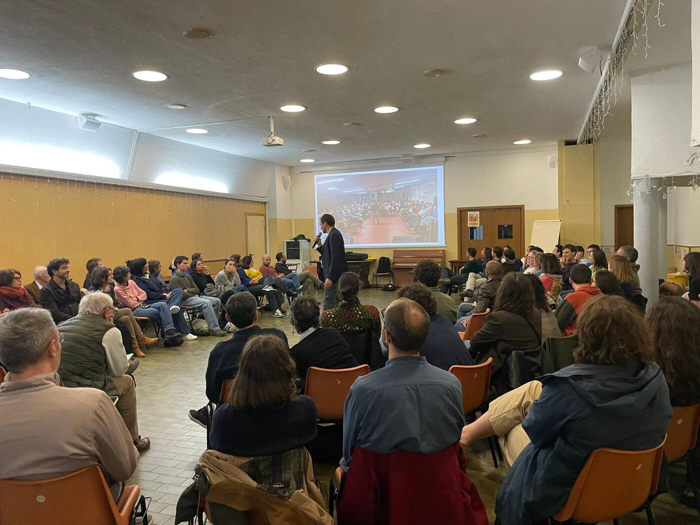Un'agorà: persone a confronto