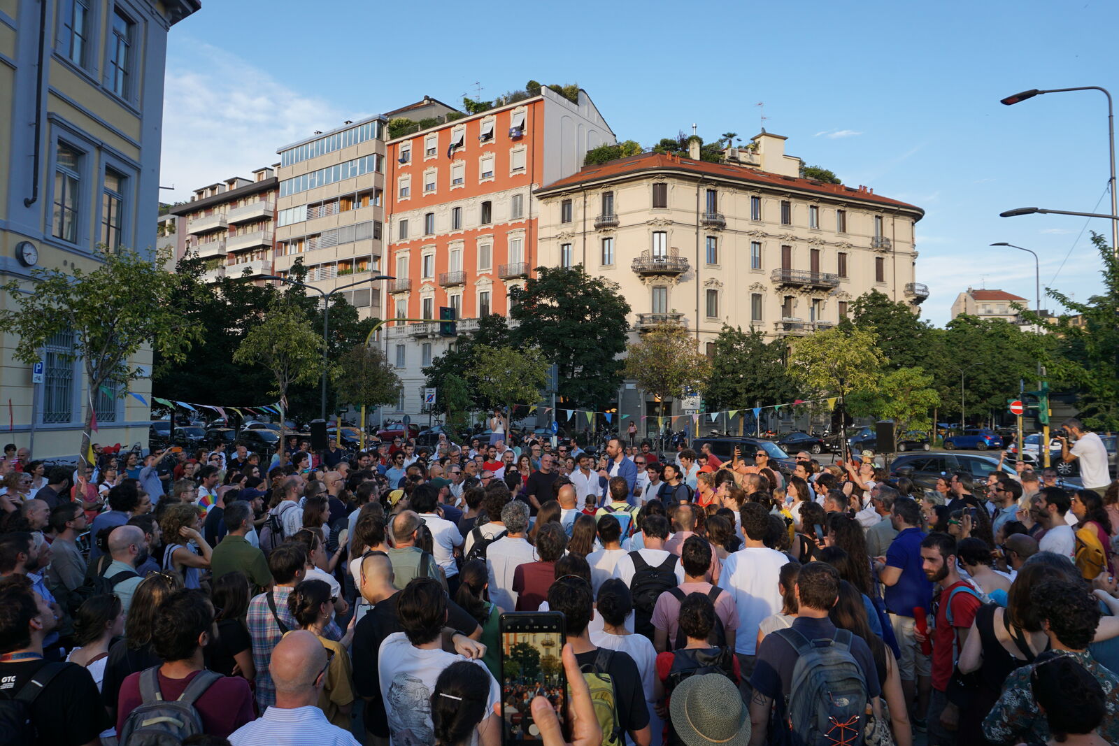 Piazza Sicilia piena di persone durante l'evento del 22 giugno