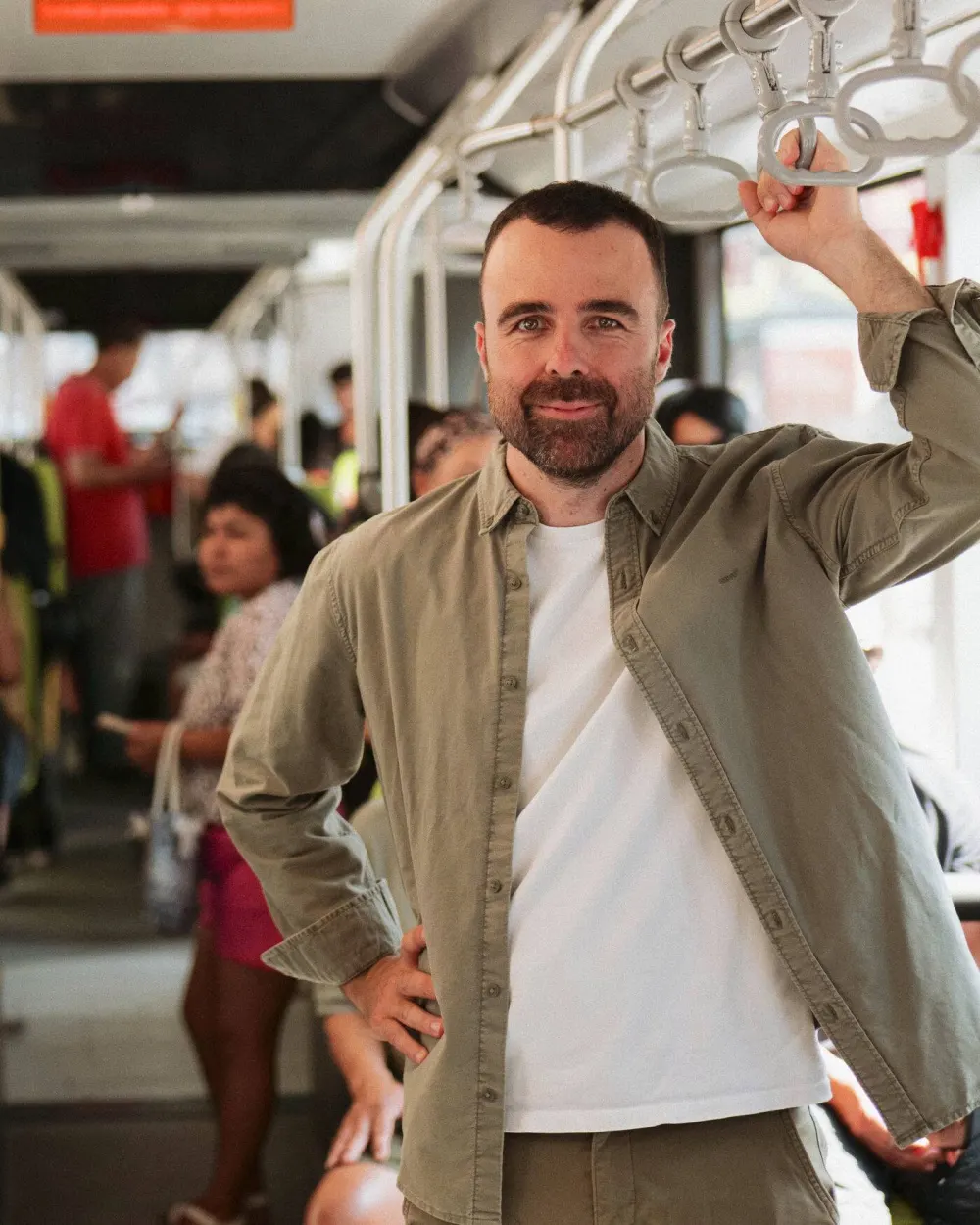 Tommaso Goisis in piedi su un tram di Milano